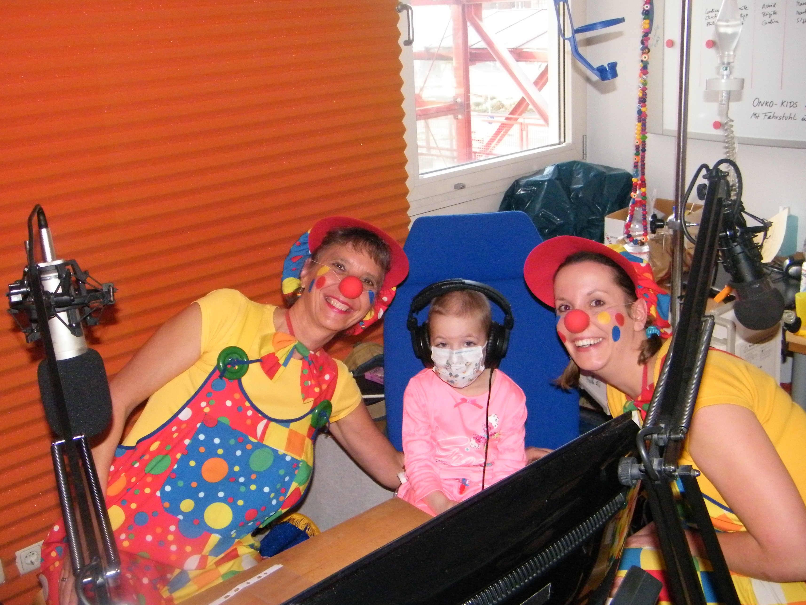 Clown Julchen und Zaubermaus Biene zu Besuch beim Klinikradio RUMMS