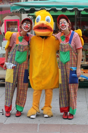 Clowns mit Maskottchen in den Straßen bei der Brusler Night